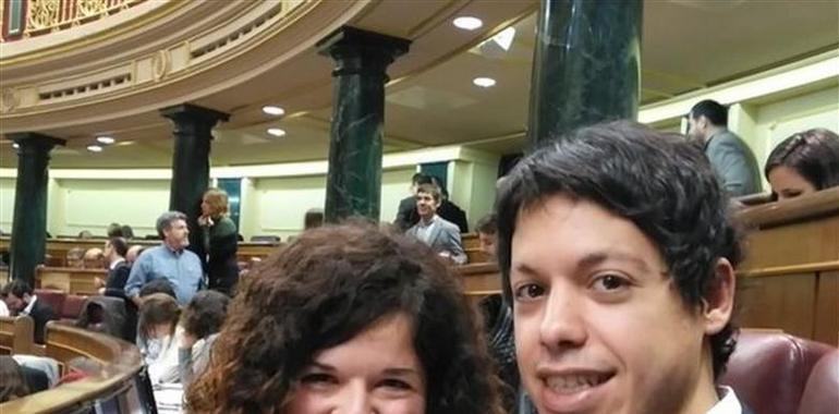 Dos diputados de Podemos prometen su cargo en asturiano