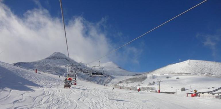 Afilados esquís surcan la nieve en las estaciones de Asturias