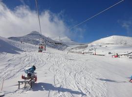 Afilados esquís surcan la nieve en las estaciones de Asturias