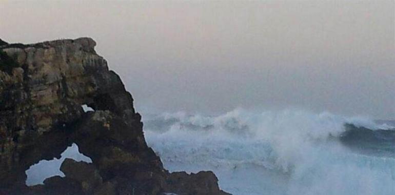 Alerta por olas en Asturias y en el resto del Cantábrico