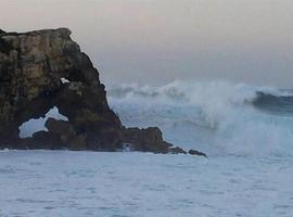 Alerta por olas en Asturias y en el resto del Cantábrico