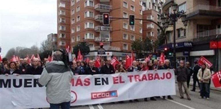 Manifestantes piden en Oviedo más vigilancia frente a la siniestralidad laboral