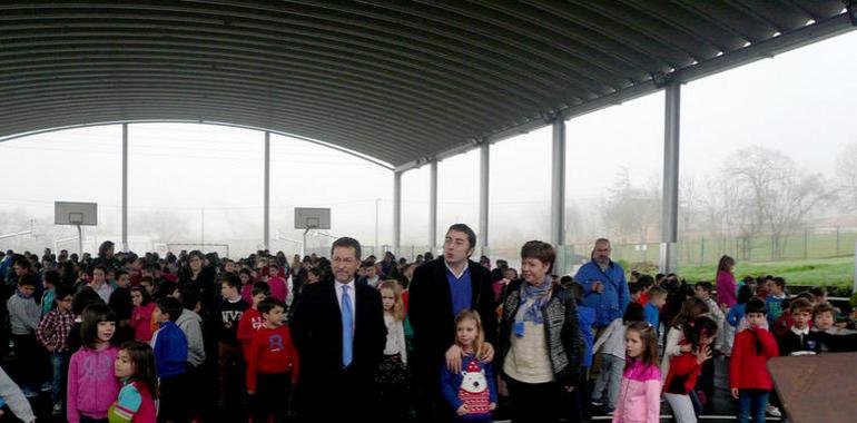 Lugo de Llanera inaugura pista polideportiva en su colegio público