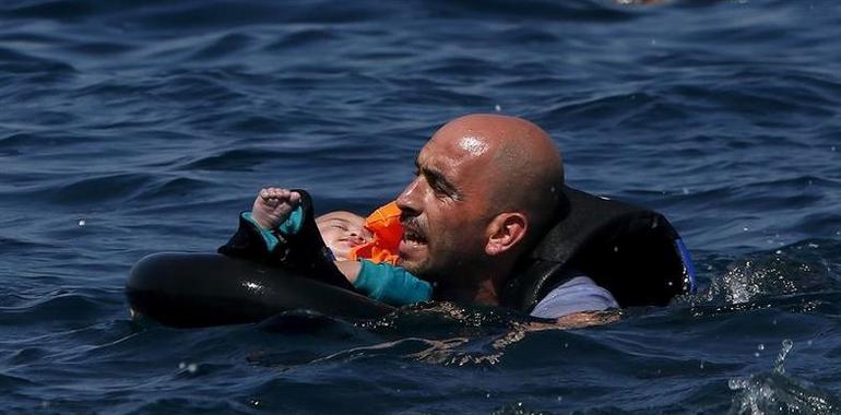 Aumenten a 18 los muertos pol naufraxu duna embarcación con refuxaos cerca de Grecia