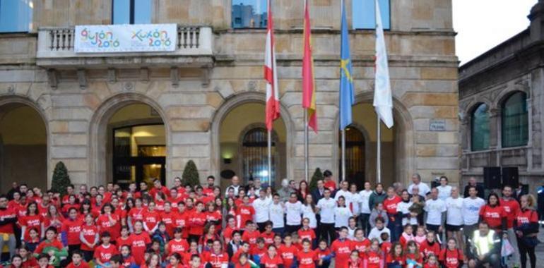 La bandera de #GijónEUsport16 se yergue en la Plaza Mayor