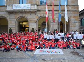 La bandera de #GijónEUsport16 se yergue en la Plaza Mayor