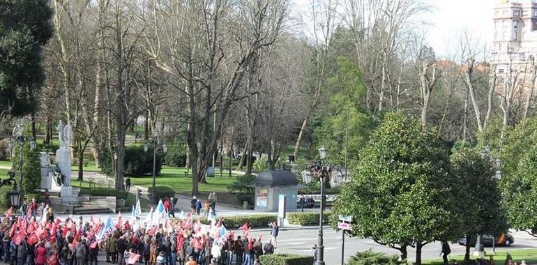 Manifestación de empleados de El Árbol en Oviedo en defensa del empleo