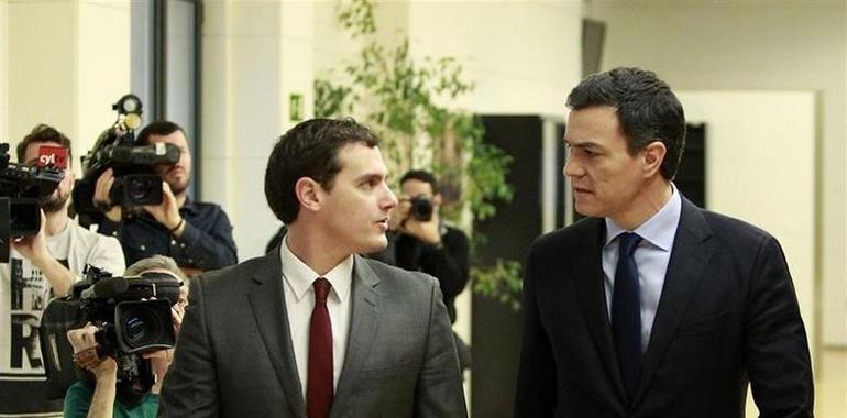 Pedro Sánchez ve "bona predisposición" dAlbert Rivera pal acuerdu