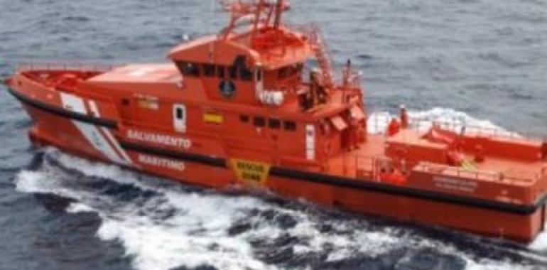 Equipos de salvamento buscan a bebé arrastrado al mar en Frejulfe (Navia)