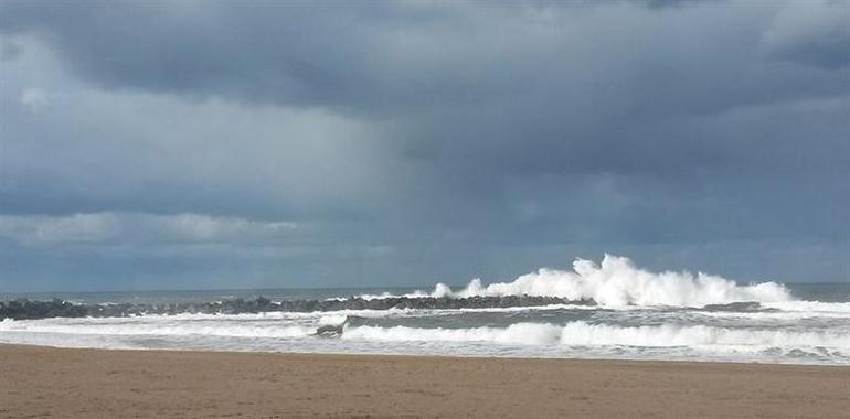 Riesgo extremo por oleaje, nivel rojo, en la zona occidental de Asturias para hoy