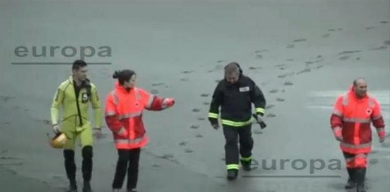 Cuarto día de búsqueda del bebé arrastrado por el mar en Frexulfe