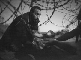 Un bebé entre alámbres de espino en la frontera húngara gana el World Press Photo 