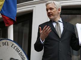 Abogados de Julian Assange exigen revocar su orden de detención  