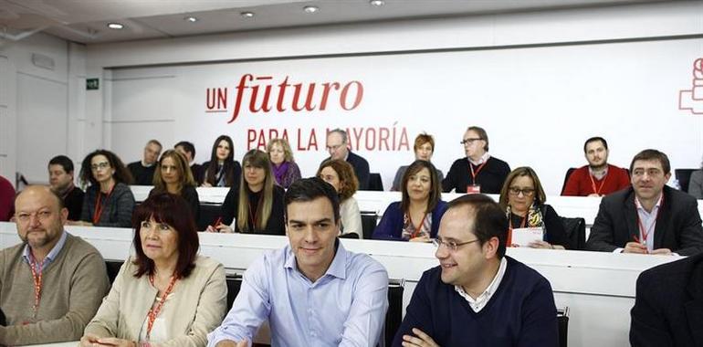 Sánchez ofrece a Podemos e IU un pacto "mucho más allá" en lo laboral y social que el de Cs