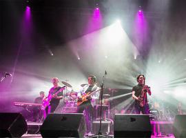 La banda tributo a Dire Straits, Brothers in Band, en el Teatro de la Laboral