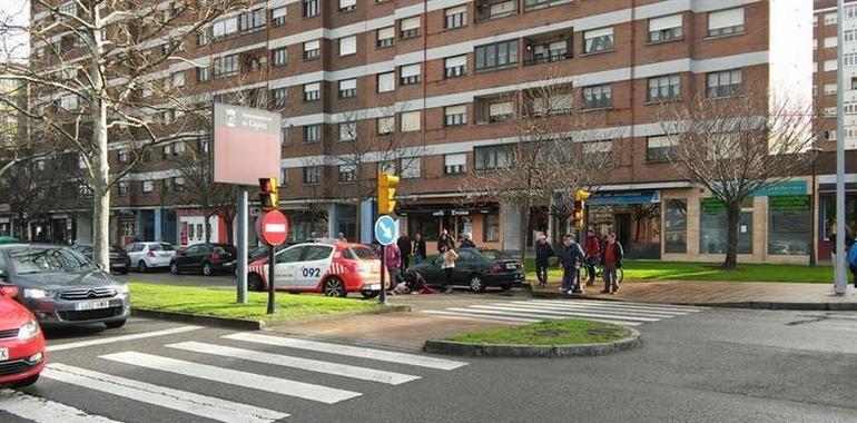 Una mujer atropellada en Gijón cuando cruzaba en rojo