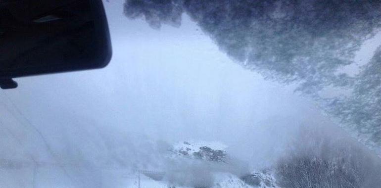 Somiedo permanece cerrado y 5 carreteras asturianas precisan cadenas