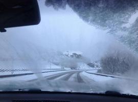 Somiedo permanece cerrado y 5 carreteras asturianas precisan cadenas