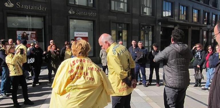 Protesta de carteros en Oviedo por el cierre de 15 secciones de reparto