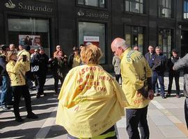 Protesta de carteros en Oviedo por el cierre de 15 secciones de reparto