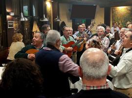 Jueves de Cantares de Chigre en la ovetense calle Gascona