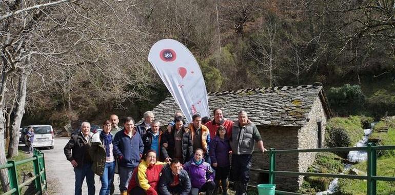 Alumnos del Centro de Apoyo a la Integración de Penlés al rescate de la trucha astur