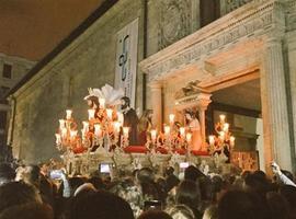 Miles de personas siguieron en Oviedo la procesión de la Hermandad de Estudiantes