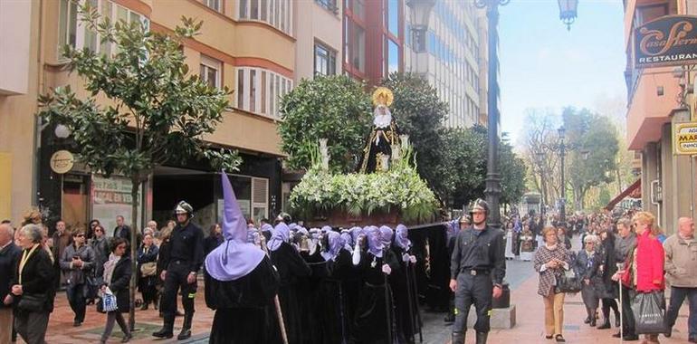 Bomberos de Oviedo acompañan el paso de La Soledad