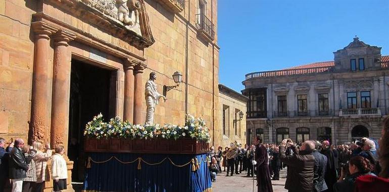 El paso de Jesús Resucitado despide la Semana Santa ovetense