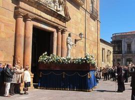 El paso de Jesús Resucitado despide la Semana Santa ovetense