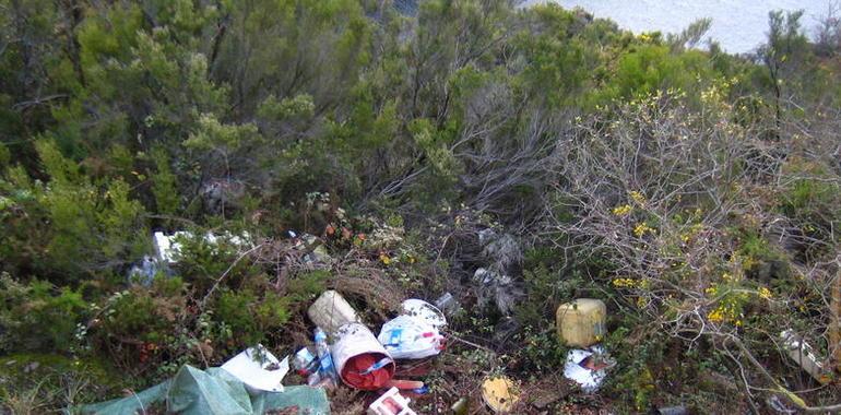 Medio Ambiente investigará un nuevo vertedero junto al embalse de La Barca, en Tineo