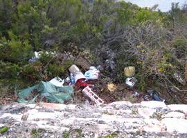 Medio Ambiente investigará un nuevo vertedero junto al embalse de La Barca, en Tineo