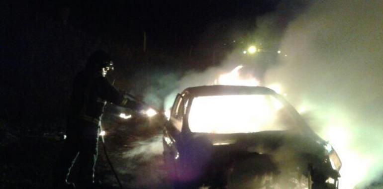 El incendio de 2 coches afecta a una casa en La Mata, Siero, sin causar heridos