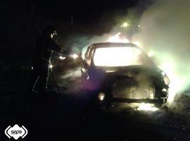 El incendio de 2 coches afecta a una casa en La Mata, Siero, sin causar heridos