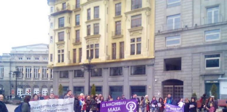 Repulsa a la violencia machista en la Plaza Escandalera de Oviedo