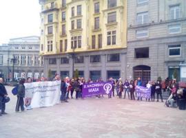 Repulsa a la violencia machista en la Plaza Escandalera de Oviedo