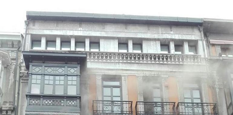 Desalojado un edificio en la calle Uría por un incendio sin heridos