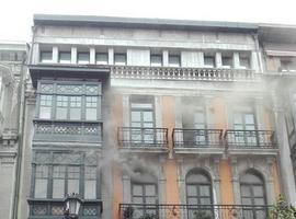 Desalojado un edificio en la calle Uría por un incendio sin heridos