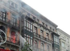 Las llamas continúan activas en el incendio de la calle Uría en Oviedo