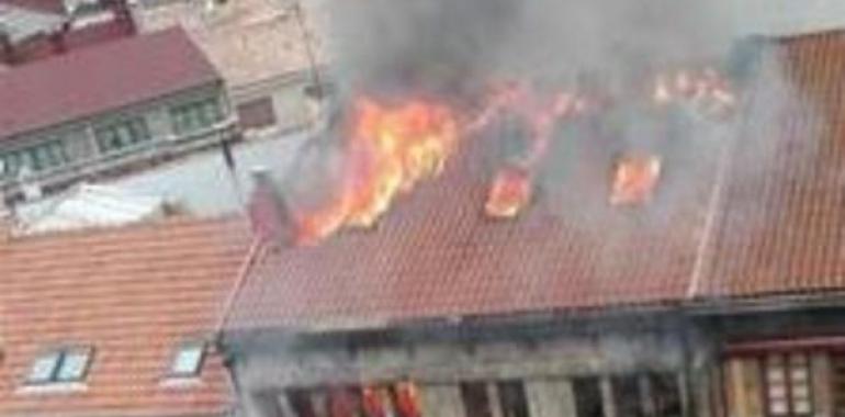 Un incendio destruye un edificio histórico protegido en la calle Uría de Oviedo