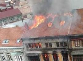 Un incendio destruye un edificio histórico protegido en la calle Uría de Oviedo