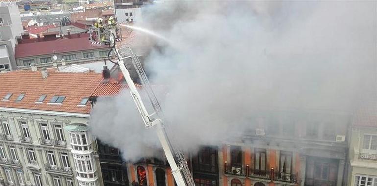 Un bombero de Oviedo muere al colapsar el edificio incendiado de Uría 