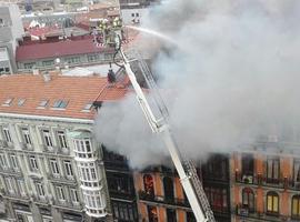 Un bombero de Oviedo muere al colapsar el edificio incendiado de Uría 