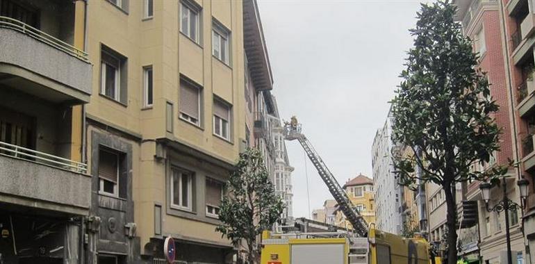 Bomberos trabajan para estabilizar los restos del histórico edificio ovetense destruido por el fuego