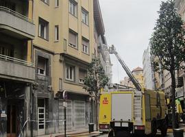 Bomberos trabajan para estabilizar los restos del histórico edificio ovetense destruido por el fuego