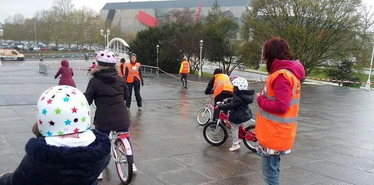 La Biciescuela de Gijón pudo con la lluvia