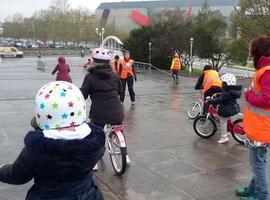 La Biciescuela de Gijón pudo con la lluvia