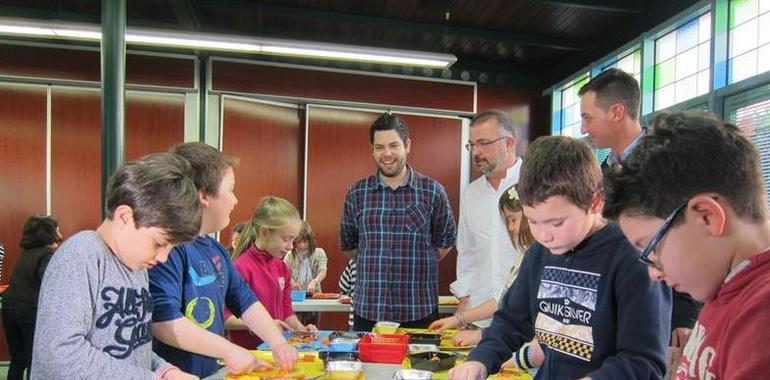 Sergio Rama enseña a cocinar a los escolares de Oviedo en Alimentando Futuro