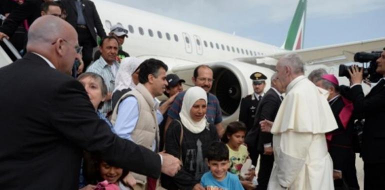 El Papa da una lección al mundo y vuelve a Vaticano con 12 refugiados 