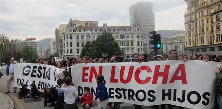 Padres de alumnos de Oviedo siguen su gesta contra fusiones y cierres de centros